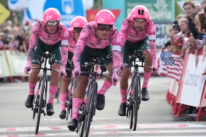 Los ciclistas del equipo EF Education First Easypost con el colombiano Rigoberto Ran, a la izquierda, cruzan la línea de meta durante la primera etapa en Utrecht, este viernes.