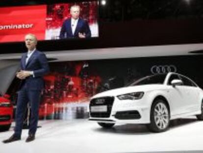 El Audi A3, en el Sal&oacute;n del Autom&oacute;vil en Nueva York. Al frente, el presidente de Audi Am&eacute;rica, Scott Keogh.