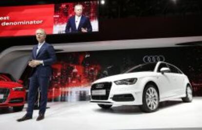 El Audi A3, en el Sal&oacute;n del Autom&oacute;vil en Nueva York. Al frente, el presidente de Audi Am&eacute;rica, Scott Keogh.