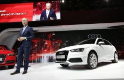 El Audi A3, en el Salón del Automóvil en Nueva York. Al frente, el presidente de Audi América, Scott Keogh.