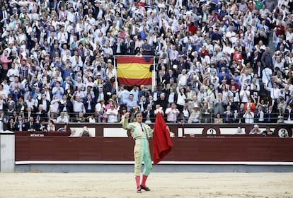 El torero saluda a la afición madrileña tras su apoteósico triunfo.