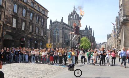 Espectáculo callejero en la Royal Mile de Edimburgo