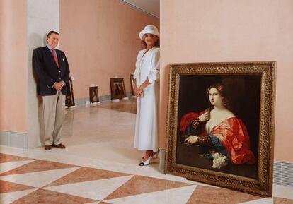 El barón y su esposa, Carmen Cervera, posan el 1 de enero de 1992 en una de las salas del Museo Thyssen-Bornemisza, meses antes de la inauguración. Esta pinacoteca, con sede en el Palacio de Villahermosa de Madrid, ofrece al público un recorrido por obras que van desde el siglo XIII hasta finales del XX.