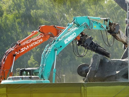 Demolition of the Victory Monument, in August 2022 in Riga (Latvia).