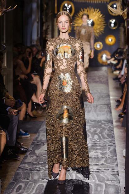 valentino no defrauda en paris con una coleccion sublime