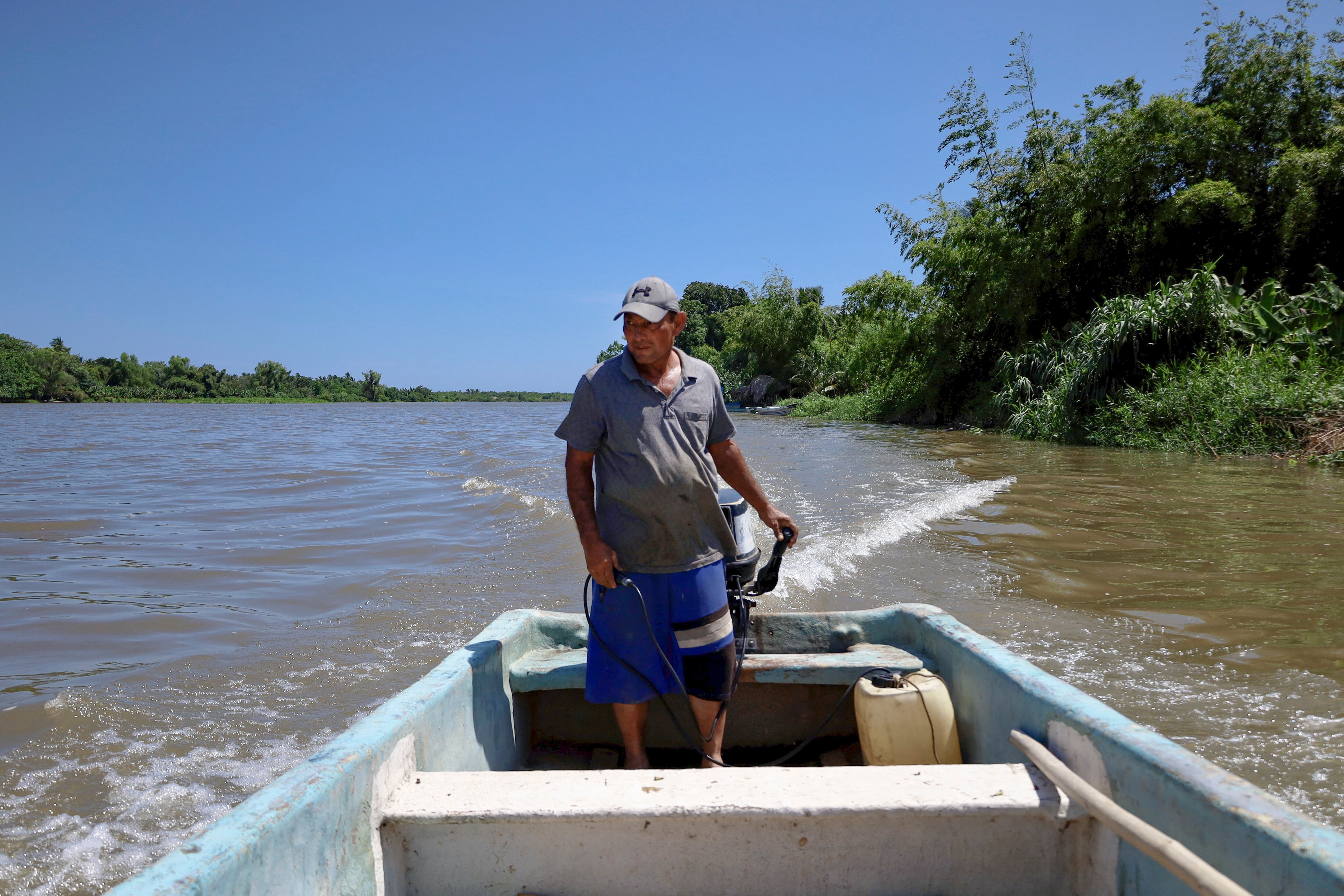 Walter González en su lancha.