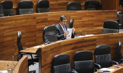 El candidato de Foro Asturias a la Presidencia del Principado, Francisco Álvarez-Cascos, durante un descanso de la sesión del pleno.