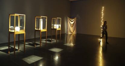 Las piezas de mármol de James Lee Byars 'The Spherical Book' y la 'Bolsa dorada' de Dora García en la esquina.