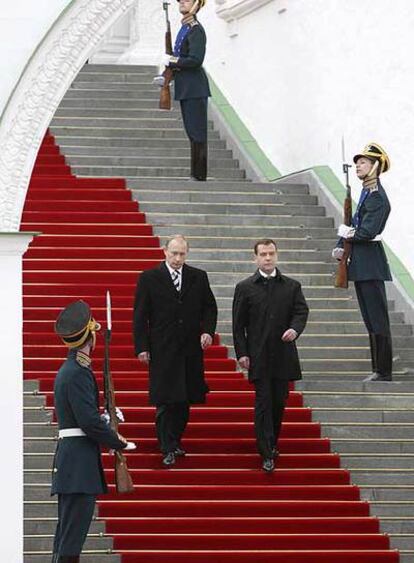 Vladímir Putin y su sucesor, Dmitri Medvédev, durante la ceremonia de investidura de éste como presidente.