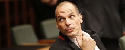 El ministro de Finanzas griego, Yanis Varufakis, asiste a la reunión extraordinaria de los ministros de Finanzas y de Economía de la eurozona, en la sede de la Unión Europea, en Bruselas, Bélgica, el 20 de febrero del 2015