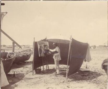 Sorolla pintando una de sus obras en una playa de Valencia, en 1909.