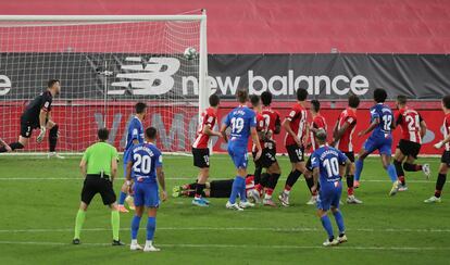 Banega marca de falta el 1-2.