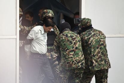 El Chapo Guzmán fue mostrado a la prensa en el aeropuerto de México DF. En esta imagen sale del hangar de aviación de la Marina.