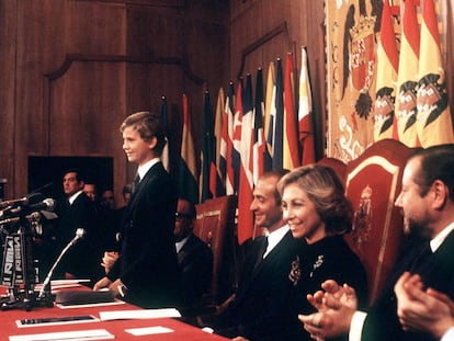 3 de octubre de 1981. El Príncipe de Asturias, acompañado de sus padres, los reyes Juan Carlos y Sofía, pronuncia su primer discurso público durante el acto de entrega de la primera edición de los Premios Príncipe de Asturias.