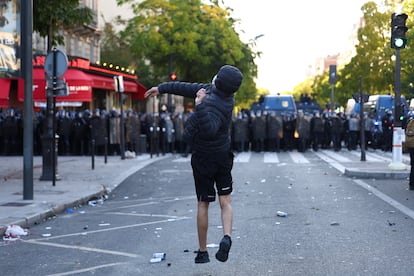 Manifestante protestas de París