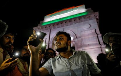 Un grupo de personas sostiene sus móviles mientras participan en una protesta que exige una investigación en un choque de carreteras en el que una mujer —que está luchando contra un caso de violación contra un legislador del partido gobernante Bharatiya Janata (BJP)— resultó gravemente herida, en Nueva Delhi (India), el 29 de julio de 2019.