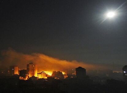 Un barrio de la ciudad de Gaza arde tras un ataque israelí dirigido contra instalaciones de Hamás.