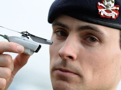 Um militar norte-americano posa com um modelo de &lsquo;drone&rsquo; usado no Afeganist&atilde;o. / NIGEL RODDIS (GETTY IMAGES)