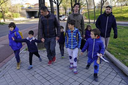 Fernando y sus hijos Iván y Martín se encuentran con otros dos padres y sus hijos de camino a su colegio. "Es un tema espinoso y respeto la forma en la que cada quien asume la paternidad. Yo creo que la inmensa mayoría de los padres querrían pasar más tiempo con sus hijos. Para lograrlo, el centro debe ser el amor incondicional hacia tus hijos", comenta Fernando.