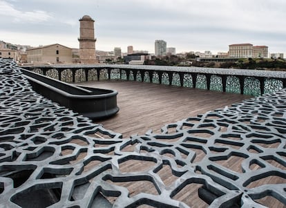 El puente peatonal termina en la azotea del MUCEM.