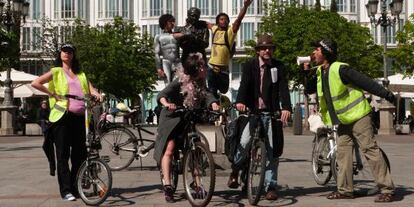 Intérpretes de Cicloteatro en la plaza de Sana Ana.