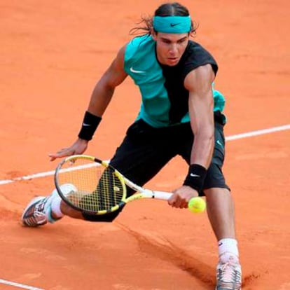 Rafael Nadal devuelve la bola a Lleyton Hewitt.