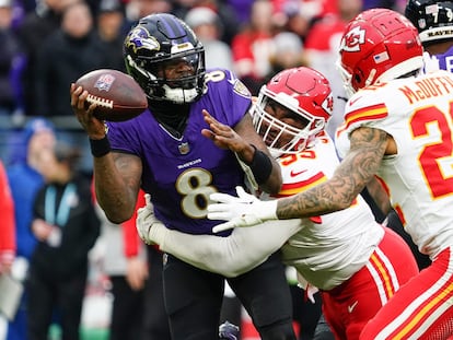 Lamar Jackson (izquierda) es tacleado por Chris Jones y Trent McDuffie en el juego de los Ravens vs los Chiefs en Baltimore el 28 de enero 2024.