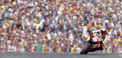 Dani Pedrosa compite en el Gran Premio de MotoGP disputando en Cheste, el 4 de noviembre de 2007.