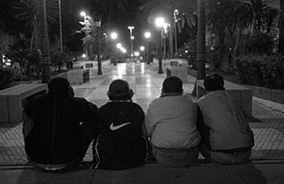 Un grupo de menores inmigrantes marroquíes, en un parque de Ceuta.