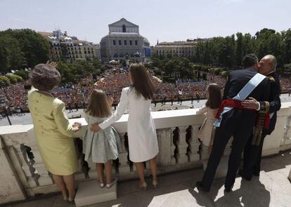 Los reyes, Felipe VI y Letizia, junto a sus hijas, Leonor, princesa de Asturias, y la infanta Sofía, y don Juan Carlos y doña Sofía, saludan desde el balcón central del Palacio de Oriente a los ciudadanos que se han congregado para rendirles homenaje, tras el acto de proclamación celebrado en el Congreso de los Diputados.