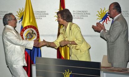 Los reyes Juan Carlos I y Sofía, con Gabriel García Márquez, en un Congreso de la Lengua en Cartagena de Indias (Colombia).