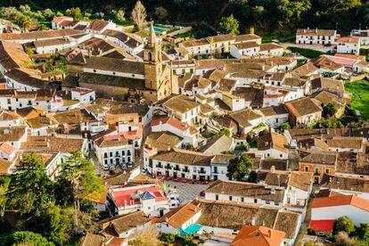 Vista aérea del pueblo onubense de Alájar, en la sierra de Aracena.