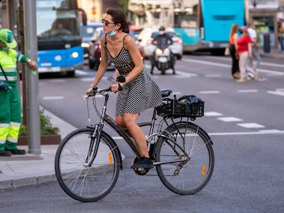 Una mujer pedalea con su bicicleta por el centro de Madrid, el pasado jueves.