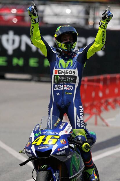 El piloto, Valentino Rossi, celebra su victoria en el Gran Premio de Cataluña.