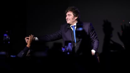 Javier Milei saluda a sus seguidore en Córdoba, Argentina, el 22 de julio.