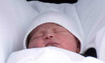 El tercer hijo de los duques de Cambridge a su salida del hospital St Mary's de Londres.