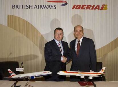 Willie Walsh, consejero delegado de British Airways, a la izquierda, y Fernando Conte, presidente de Iberia, ayer en Madrid.