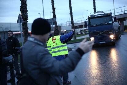 Huelga de transportistas en la Zona Franca de Barcelona.