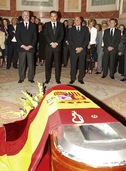 José Luis Rodríguez Zapatero (en el centro), Manuel Marín (izquierda) y Javier Rojo, durante el acto celebrado ayer en el Congreso.