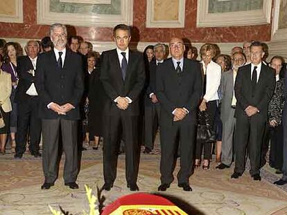 José Luis Rodríguez Zapatero (en el centro), Manuel Marín (izquierda) y Javier Rojo, durante el acto celebrado ayer en el Congreso.