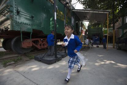 Podría ser el recreo de un colegio cualquiera, si no fuera porque los límites de su campo de fútbol son unas vías de tren. Y el aula al que regresan después de media hora, un vagón antiguo descarrilado en una orilla.