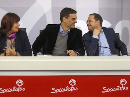 Pedro S&aacute;nchez, entre C&eacute;sar Luena y Micaela Navarro.