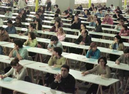 Un grupo de aspirantes se examina en la Oferta Pública de Empleo convocada por la Administración general vasca en junio de 2001.