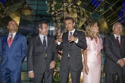 El ministro de Industria, Miguel Sebastián; el alcalde de Barcelona, Jordi Hereu; Zapatero; la ministra de Ciencia y Tecnología, Cristina Garmendia y el ministro de Exteriores, Miguel Ángel Moratinos, en la Expo de Shanghai.