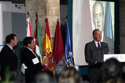 Juan José Ibarretxe (izquierda) y Francisco Vázquez escuchan el discurso del Rey en Vitoria.