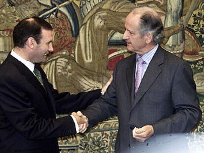 El <i>lehendakari,</i> Juan José Ibarretxe, y Juan María Atutxa, presidente del Parlamento vasco.