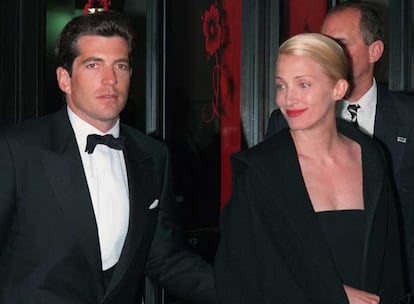 John Kennedy Jr. y su esposa, Carolyn Bessette, en una imagen de 1998.