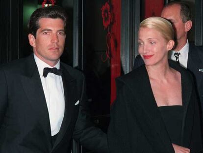 John Kennedy Jr. y su esposa, Carolyn Bessette, en una imagen de 1998.