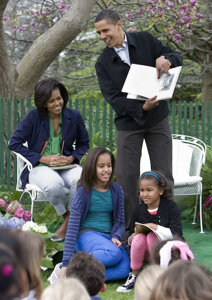 En abril de 2009, Malia y Sasha Obama pasaban su primera Pascua en la Casa Blanca. Una fiesta en la que los Obama suelen abrir la Casa Blanca para los niños, que buscan huevos de Pascua en el jardín presidencial e incluso escuchan un cuento de boca del presidente.