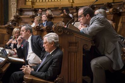 Xavier Trias amb Antoni Vives darrere seu, a 'Ajuntament de Barcelona.